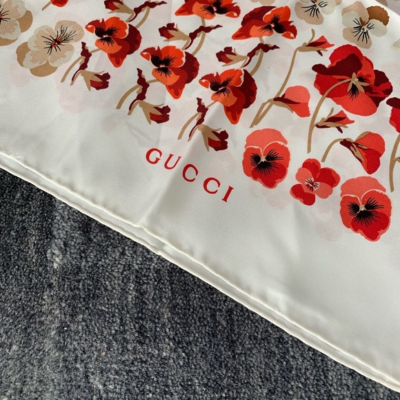 NWT Authentic Gucci Floral Print Silk Shawl Scarf - Picture 4 of 6